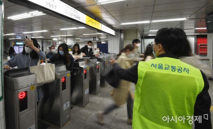 [포토] 서울시, 혼잡 지하철 마스크 착용 의무화