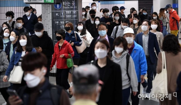 [포토] 마스크 착용한 지하철 이용객들