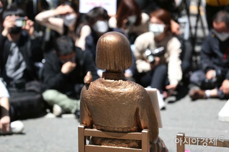 지난 5월 13일 서울 종로구 옛 일본대사관 앞 평화로에서 열린 제1439차 일본군 성노예제 문제해결을 위한 정기 수요시위에 평화의 소녀상이 자리를 지키고 있다. /문호남 기자 munonam@