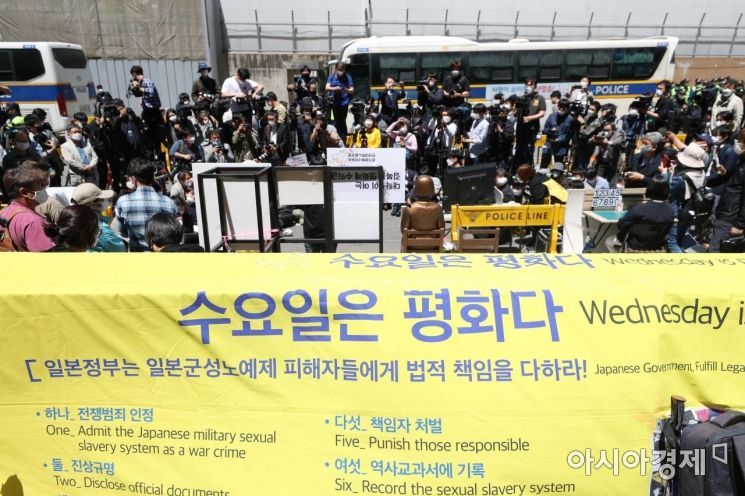 정의기억연대에 대한 후원금 회계 관련 논란이 이어지고 있는 13일 서울 종로구 옛 일본대사관 앞 평화로에서 제1439차 일본군 성노예제 문제해결을 위한 정기 수요시위가 신종 코로나바이러스 감염증(코로나19) 확산 방지를 위해 온라인 생중계로 진행되고 있다. /문호남 기자 munonam@