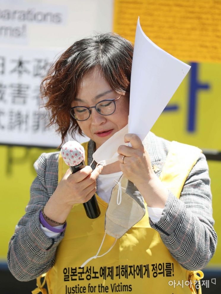 정의기억연대에 대한 후원금 회계 관련 논란이 이어지고 있는 13일 서울 종로구 옛 일본대사관 앞 평화로에서 열린 제1439차 일본군 성노예제 문제해결을 위한 정기 수요시위에서 이나영 정의연 이사장이 마스크를 벗고 있다. /문호남 기자 munonam@