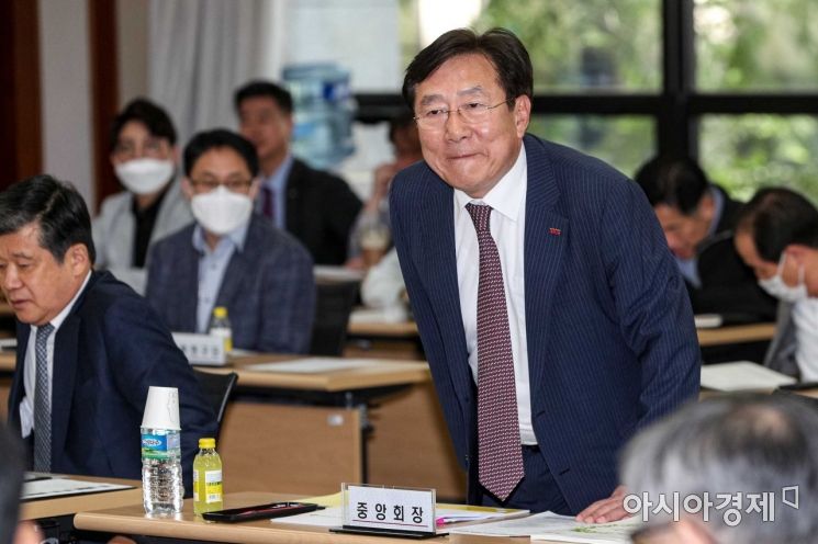 [포토]중소기업연구소 정책포럼 참석한 김기문 회장