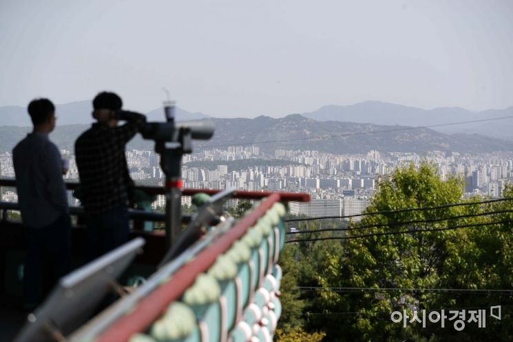 [포토]북악팔각정 찾은 시민들 