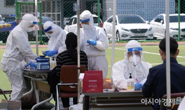 [포토] 진단 검사받는 인천 주민들