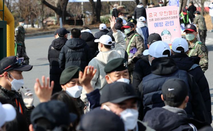 앞으로 軍 입대할 때 코로나19 진단검사…"청년층 위험도 파악"(상보)