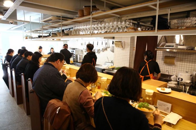 소셜벤처기업 위대한상사가 운영하는 서울 성동구의 공유식당은 낮에는 장칼국수를 파는 '대우식당'으로 손님을 맞다가 저녁이 되면 와인바 '모그'의 간판 불을 밝힌다.