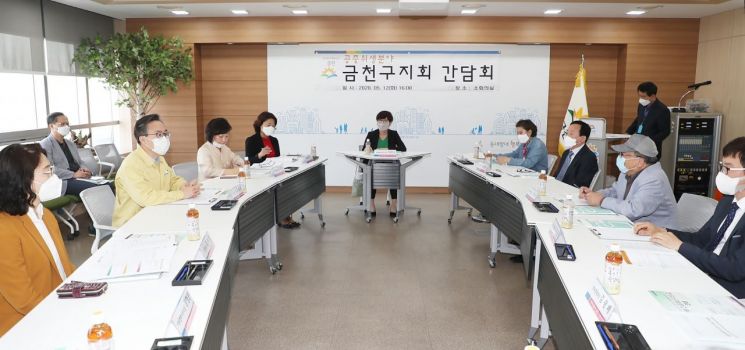 유성훈 금천구청장(사진 왼쪽 두번째)이 공중위생분야 유관단체 임원들에게 코로나19 극복을 위한 민생경제활성화 지원 대책을 설명하고 있다.