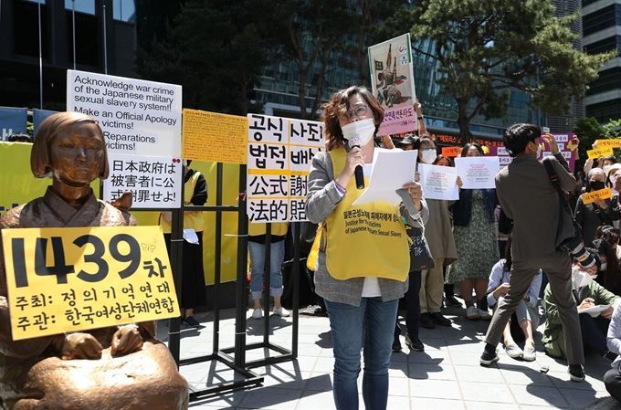 13일 서울 종로구 옛 일본대사관 앞에서 열린 제1439차 '일본군 성노예제 문제해결을 위한 정기 수요시위'에서 이나영 정의기억연대 이사장이 발언하고 있다. / 사진=연합뉴스