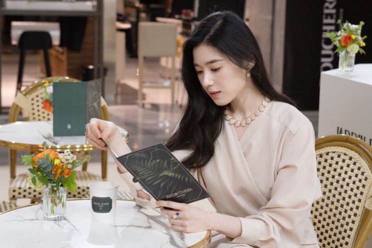 정은채, 신비로운 매력