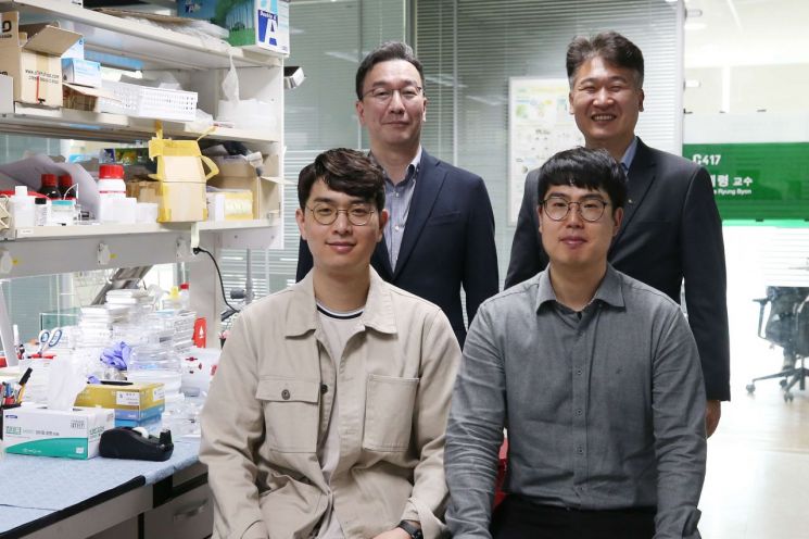홍정욱 교수(왼쪽 뒤부터 시계방향), 전석우 교수, 이상언 박사, 조동휘 박사과정