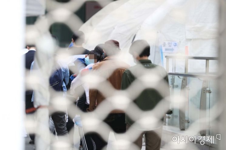 서울 용산구 보건소 선별진료소에서 시민들과 외국인들이 코로나19 진단 검사를 받기 위해 줄을 서고 있다. /문호남 기자 munonam@