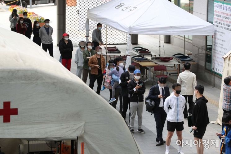 이태원 클럽 관련 신종 코로나바이러스감염증(코로나19) 확진자가 늘고 있는 14일 서울 용산구 보건소 선별진료소에서 시민들과 외국인들이 코로나19 진단 검사를 받기 위해 줄을 서고 있다. /문호남 기자 munonam@