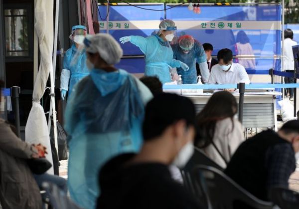 이태원 클럽 관련 신종 코로나바이러스 감염증 집단감염이 급증하고 있는 지난 11일 오후 서울 영등포구 보건소 선별진료소에서 의료진이 검사하고 있다./사진=연합뉴스