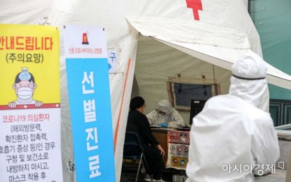 이태원 클럽발 코로나19 확산이 우려되고 있는 지난 11일 서울 용산구보건소에 마련된 선별진료소를 찾은 시민들이 검사를 받기 위해 줄을 서고 있다./사진=강진형 기자aymsdream@