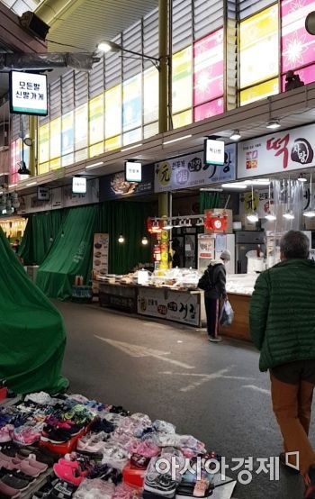 지난 12일 서울시 마포구 망원시장이 코로나19 사태 영향으로 한산한 모습이다. 사진=아시아경제 문혜원