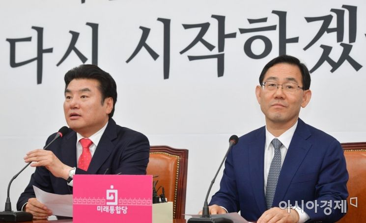주호영 미래통합당 원내대표와 원유철 미래한국당 대표가 14일 국회에서 합당과 관련한 기자회견을 갖고 있다./윤동주 기자 doso7@