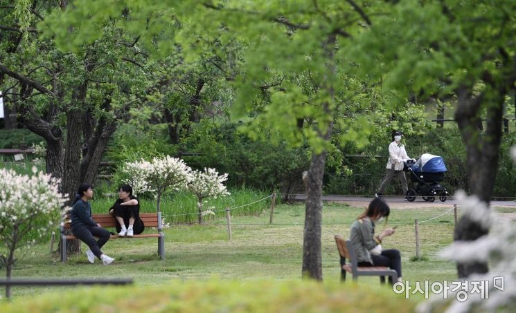 前往首尔龙山家庭公园的市民正在散步休闲。 金贤民 记者提供