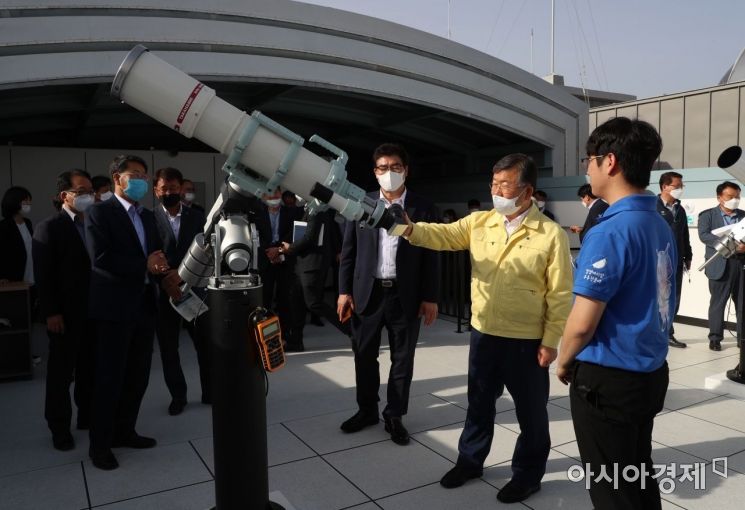 박일호 밀양시장(오른쪽 두번째)이 21일 개관을 앞둔 우주천문대를 둘러 보고있다.(사진=밀양시청)