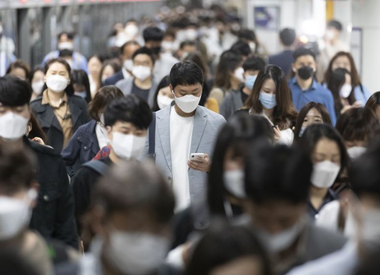 지난 13일 오전 서울 광화문역에서 시민들이 마스크를 착용한 채 역을 나서고 있다/사진=연합뉴스