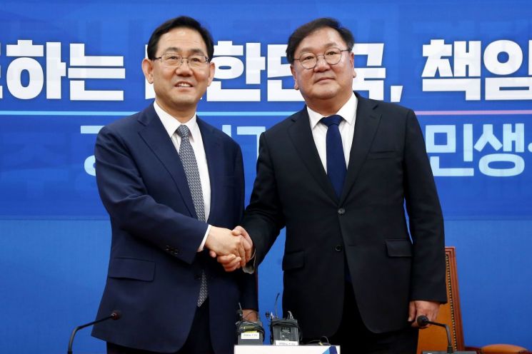 김태년 더불어민주당 원내대표(오른쪽)와 주호영 미래통합당 원내대표가 지난 14일 국회 민주당 원내대표실에서 악수하고 있다. [이미지출처=연합뉴스]