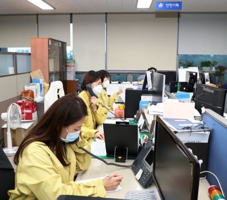 용산구청 직원들이 이태원 클럽 방문자들에게 안내 전화를 하고 있다.
