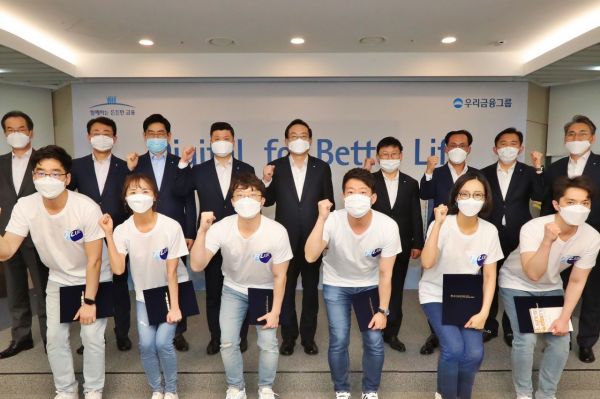 우리금융그룹은 지난 15일 그룹 '디지털비전' 선포식 및 '디지털혁신위원회' 출범식을 진행했다. 손태승 우리금융그룹 회장(뒷줄 왼쪽에서 다섯번째)과 권광석 우리은행장(뒷줄 왼쪽에서 네번째)이 자회사 CEO로 구성된 디지털혁신위원회 위원 및 블루팀과 기념촬영을 하고 있다.(우리금융그룹 제공)