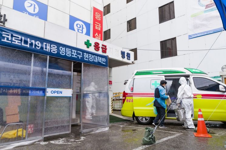 15일 병원 내 입원환자들을 수도권 한 병원으로 분산 배치하기 위해 이송하는 차량 모습