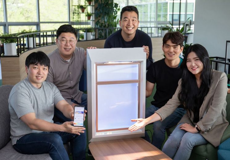 인공 햇빛을 생성하는 창문형 조명 '써니파이브'