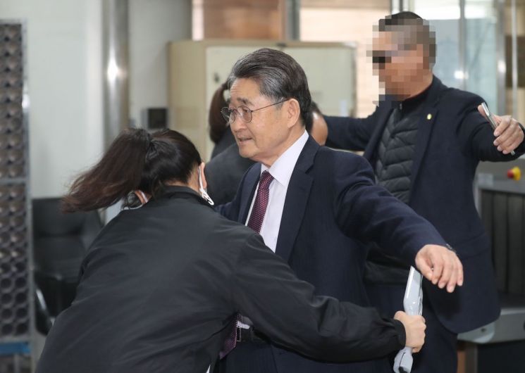 5·18 민주화운동에 참여한 광주 시민들을 북한 특수군이라고 주장해 명예훼손 혐의로 재판에 넘겨진 지만원씨가 13일 서초동 서울중앙지법에서 열리는 1심 선고공판에 출석, 법정 입장을 위해 몸 수색을 받고 있다. 연합뉴스