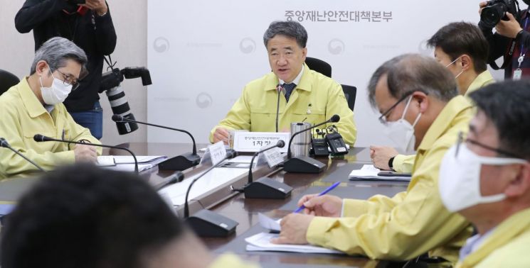박능후 중앙재난안전대책본부 1차장(보건복지부 장관, 가운데)이 18일 오전 세종시 정부세종청사에서 열린 신종 코로나바이러스 감염증(코로나19) 대응 중앙재난안전대책본부 회의를 주재하며 발언하고 있다.<이미지:연합뉴스>