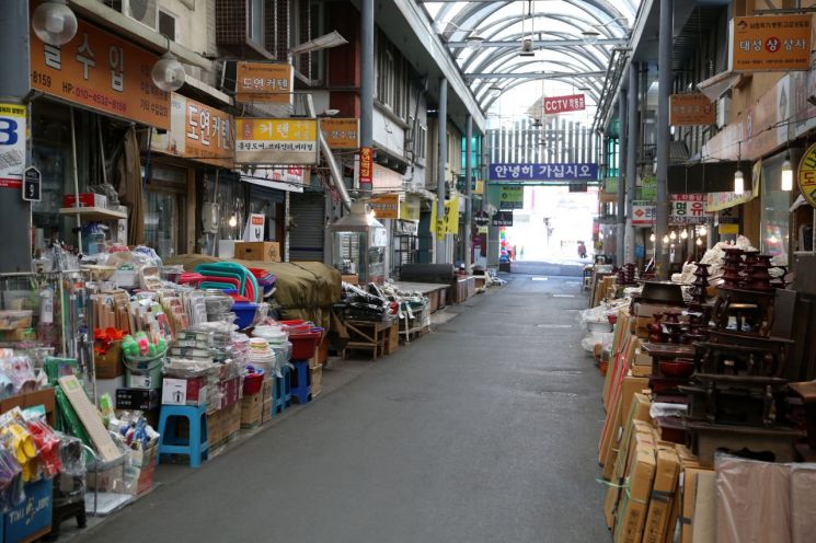 The quiet scene of Pohang Jukdo Market on February 23rd due to the spread of COVID-19.