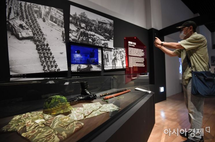 2020년 대한민국역사박물관을 찾은 시민들이 5.18민주화운동 40주년 기념 특별전 '오월 그날이 다시 오면' 전시를 살펴보고 있다.아시아경제DB