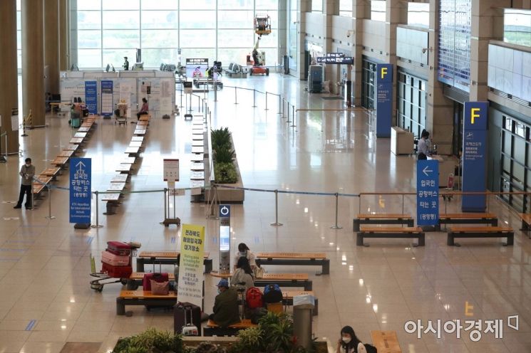On the 18th, the arrival hall of Terminal 1 at Incheon International Airport was deserted due to the impact of the novel coronavirus disease (COVID-19), as the aviation industry, hit hard by COVID-19, faces a wave of layoffs. Photo by Mun Honam munonam@