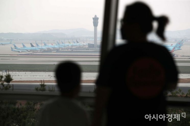 인천국제공항 전망대를 찾은 시민들이 공항에 멈춰 선 항공기들을 바라보고 있다. /문호남 기자 munonam@