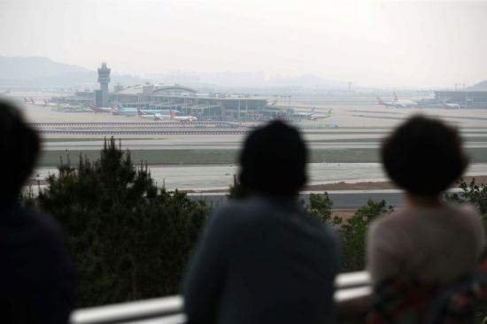 인천국제공항 전망대를 찾은 시민들이 공항에 멈춰 선 항공기들을 바라보고 있다. /문호남 기자 munonam@