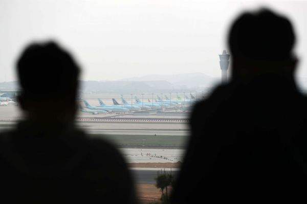 지난 18일 인천국제공항 전망대를 찾은 시민들이 공항에 멈춰 선 항공기들을 바라보고 있다. / 문호남 기자 munonam@