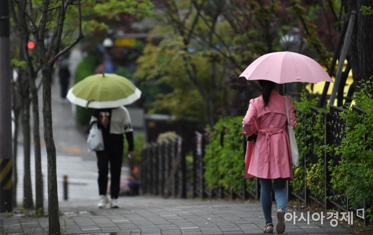 18일 서울 중구의 한 거리에서 우산을 쓴 시민들이 발걸음을 옮기고 있다. 기상청은 이날 전국적인 비를 예보했다. 경기북부에서 시작된 비는 오후 전국 대부분 지역으로 확대될 것으로 보인다. 또한 천둥, 번개를 동반, 돌풍과 함께 30mm의 강한 비가 내리는 지역이 있으며 중부내륙과 경북내륙 지역에는 우박이 내릴 수 있다고 밝혔다./김현민 기자 kimhyun81@