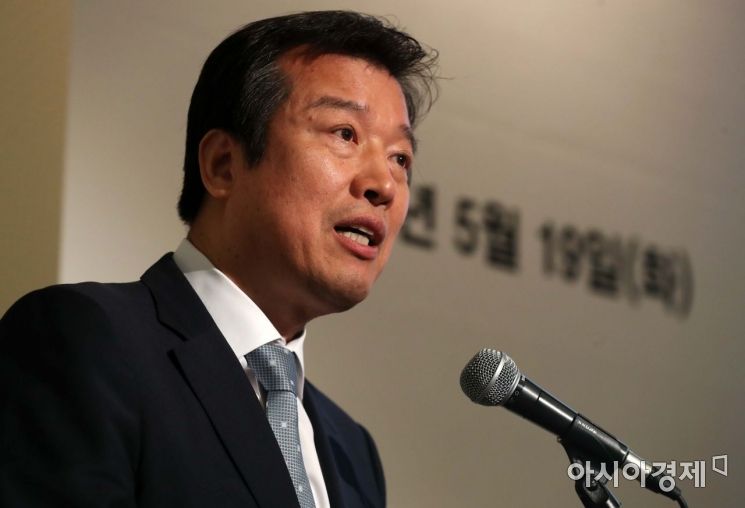 강건용 한국자동차공학회 회장이 19일 서울 중구 페럼타워에서 한국자동차공학회 주최로 열린 자동차 기술 및 정책 개발 로드맵 발표회에서 인사말을 하고 있다. /문호남 기자 munonam@