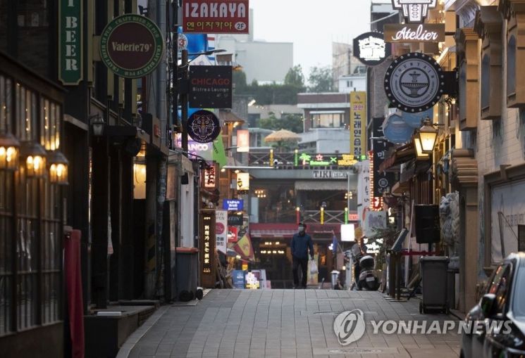 16일 오후 신종 코로나바이러스 감염증(코로나19) 여파로 서울 이태원 거리가 비교적 한산하다. [이미지출처=연합뉴스]