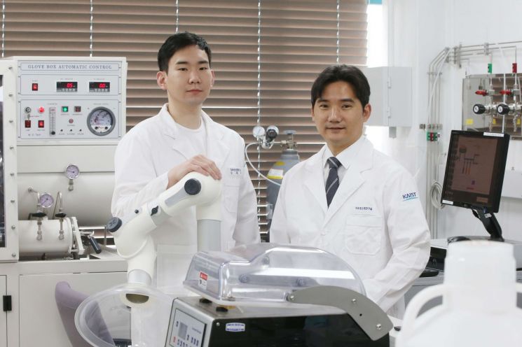 김홍준 박사(왼쪽)과 홍승범 교수