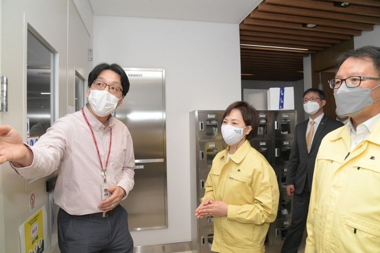 이의경 식품의약품안전처장이 지난 7일 코로나19 백신을 개발중인 SK바이오사이언스를 찾아 연구실 등을 살펴보고 있다.<식약처 제공>
