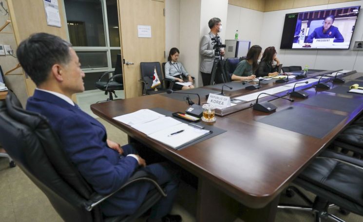 박능후 보건복지부 장관이 18일 영상회의 방식으로 열린 세계보건기구 총회에 참여했다.<복지부 제공>