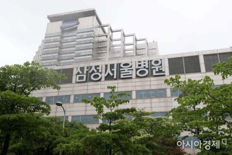 19일 삼성서울병원 간호사 4명이 신종 코로나바이러스 감염증(코로나19) 양성 확진자로 판명돼 삼성병원 내 25개 수술실이 잠정 폐쇄됐다. 이날 서울 강남구 삼성서울병원. /문호남 기자 munonam@