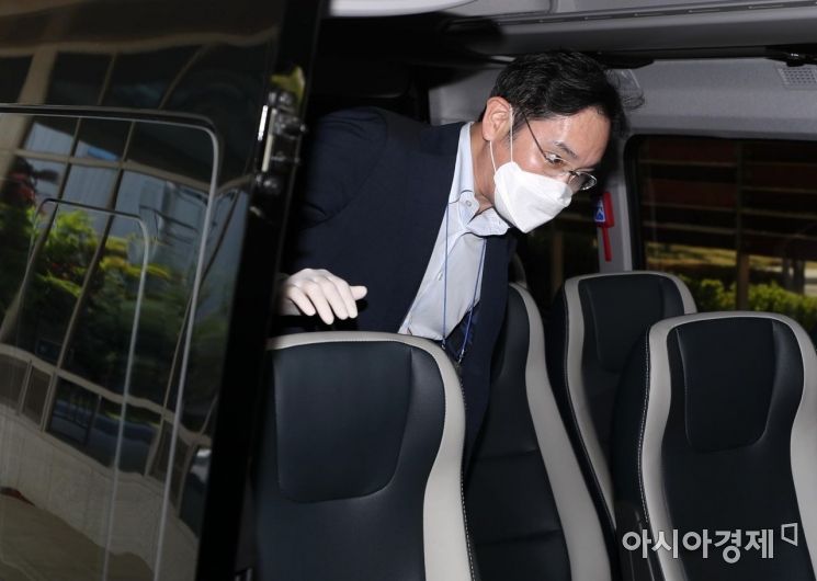 신종 코로나바이러스 감염증(코로나19) 사태 이후 첫 중국 출장을 마친 이재용 삼성전자 부회장이 19일 서울 김포비즈니스항공센터(SGBAC)를 통해 귀국, 차량에 탑승하고 있다. /문호남 기자 munonam@