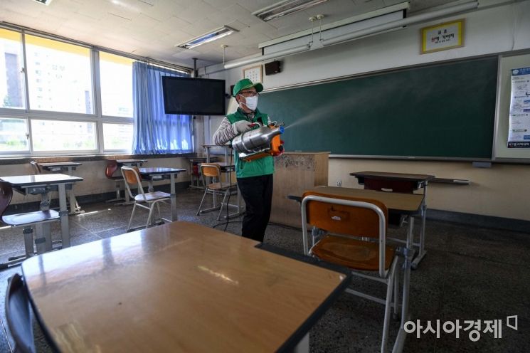 지난 19일 서울의 한 고3 교실에서 코로나19 확산을 방지하기 위한 방역작업이 이뤄지고 있다. /강진형 기자