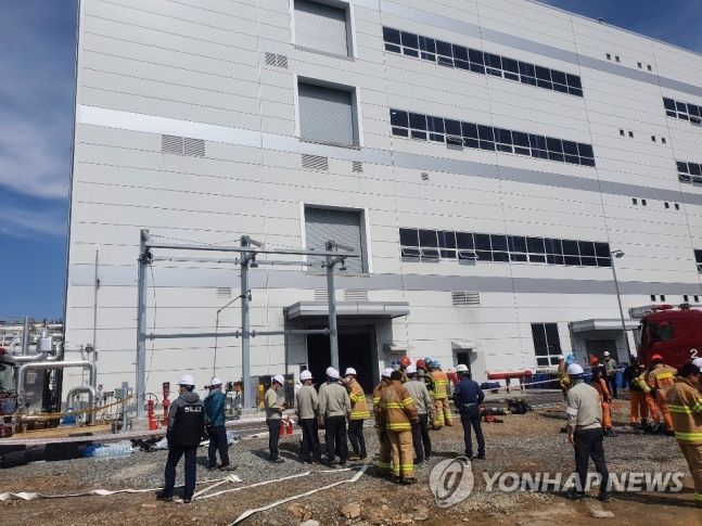 19일 LG화학 촉매운영센터에 투입된 소방인력이 화재현장을 수습하고 있다. 출처=연합뉴스