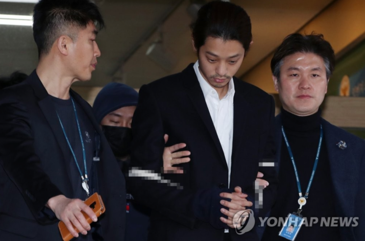 성관계 동영상을 불법적으로 촬영·유포한 혐의로 구속된 가수 정준영이 지난해 3월 서울 종로경찰서 유치장에서 나와 검찰로 송치되고 있다/사진=연합뉴스