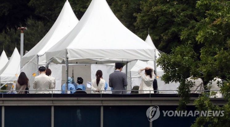 박원순 서울시장이 삼성서울병원 간호사 4명이 신종 코로나바이러스 감염증(코로나19)에 감염됐다고 밝힌 19일 강남구 삼성서울병원 야외주차장 옥상에 차려진 코로나19 검사소에서 의료진을 비롯한 병원 관계자 등이 검사를 위해 대기하고 있다. [이미지출처=연합뉴스]