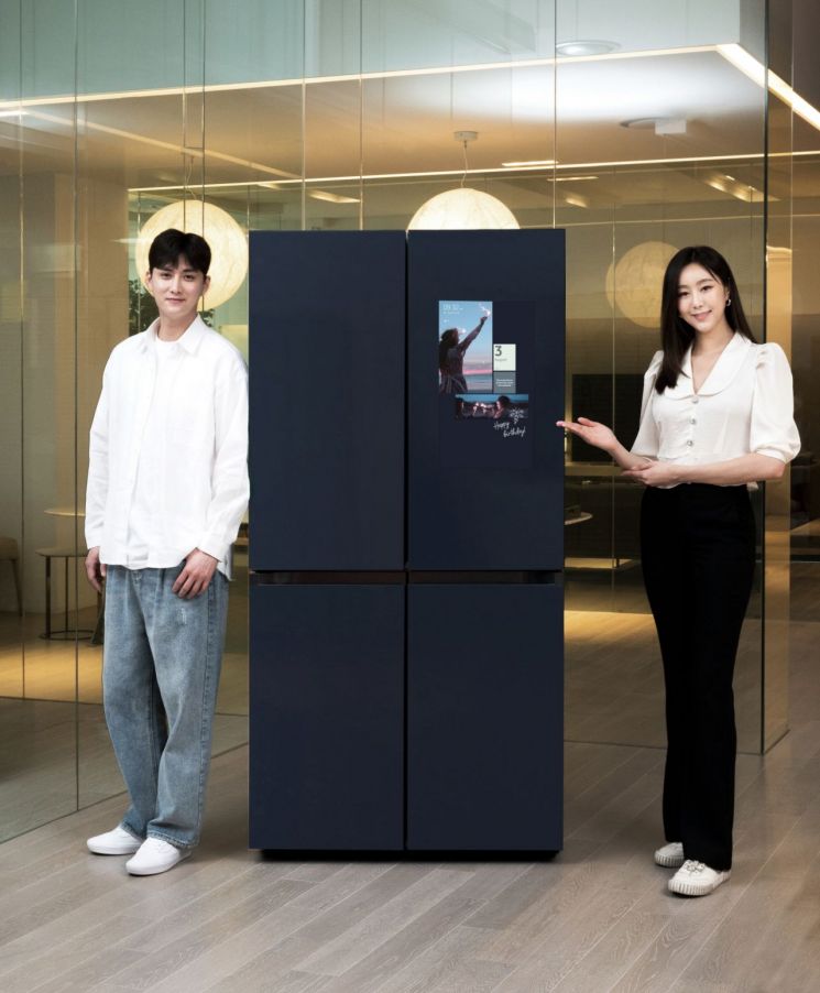 삼성전자 모델이 수원 삼성전자 디지털시티 프리미엄하우스에서  패밀리허브가 적용된 비스포크 냉장고 신제품을 소개하고 있다.