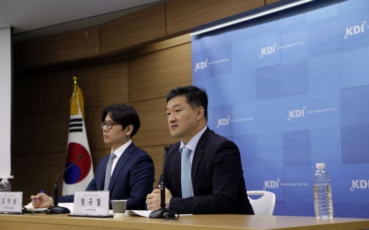 21일 정부세종청사에서 정규철 KDI 경제전망실장(오른쪽)과 조덕상 KDI 연구위원이 경제전망에 대한 설명을 하고 있다.